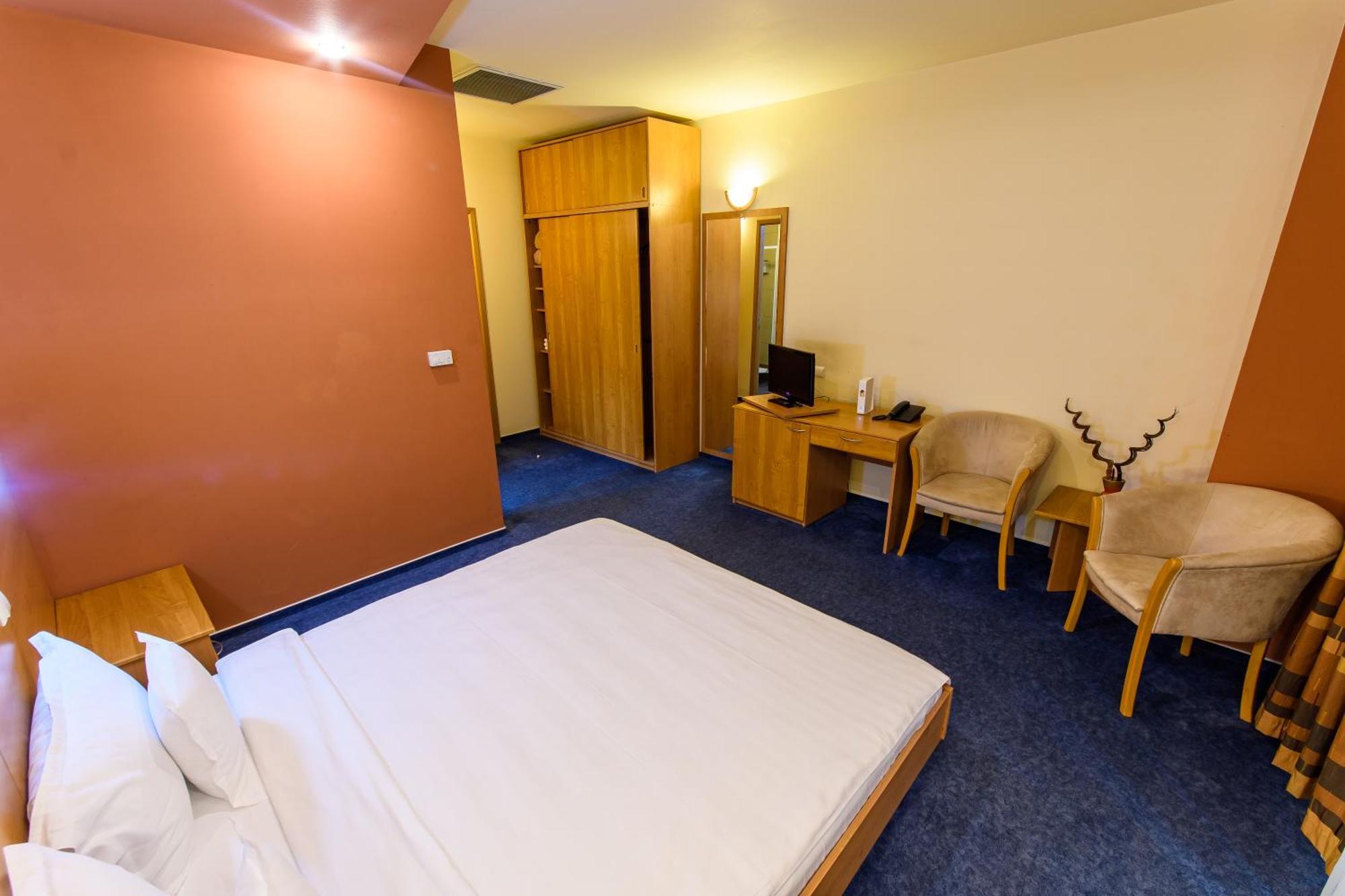 Hotel Torontal ティミショアラ エクステリア 写真